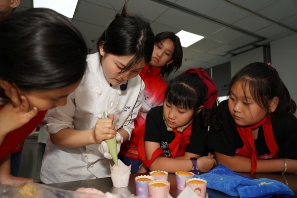 一日營首發(fā)團(tuán)探訪技能大師工作室并現(xiàn)場開展實(shí)踐體驗(yàn)活動(dòng)。徐匯區(qū)總工會(huì)供圖