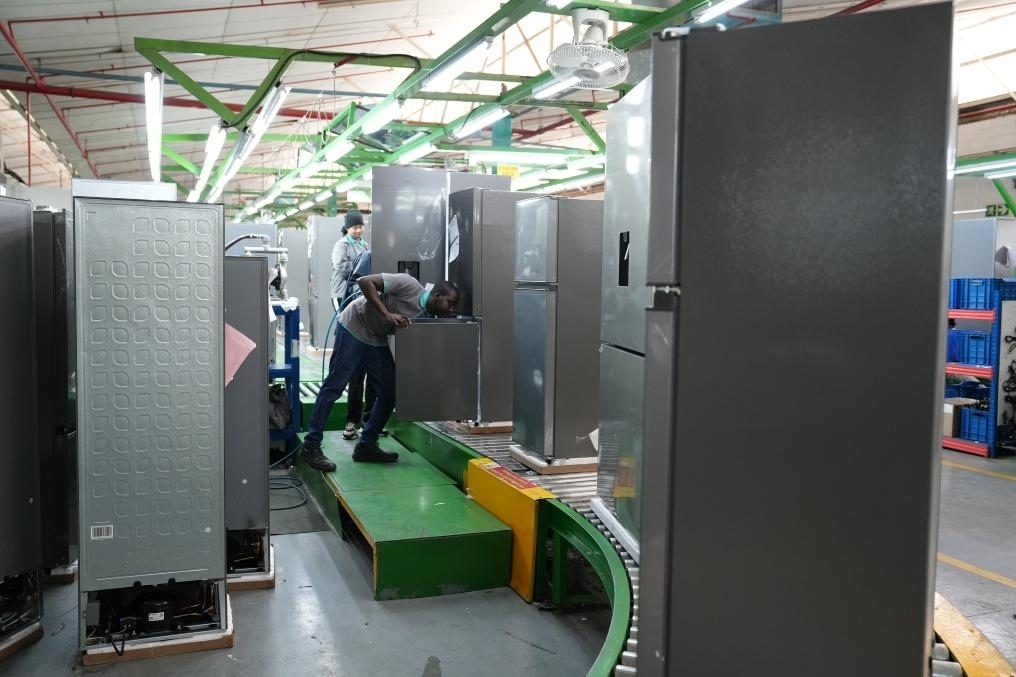 8月14日，在南非開普敦，當(dāng)?shù)貑T工在海信南非工業(yè)園的冰箱生產(chǎn)線上工作。新華社記者王雷攝