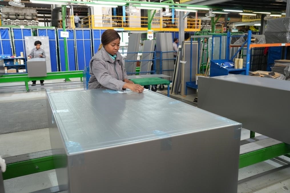 8月14日，在南非開普敦，當(dāng)?shù)貑T工在海信南非工業(yè)園的冰箱生產(chǎn)線上工作。新華社記者王雷攝