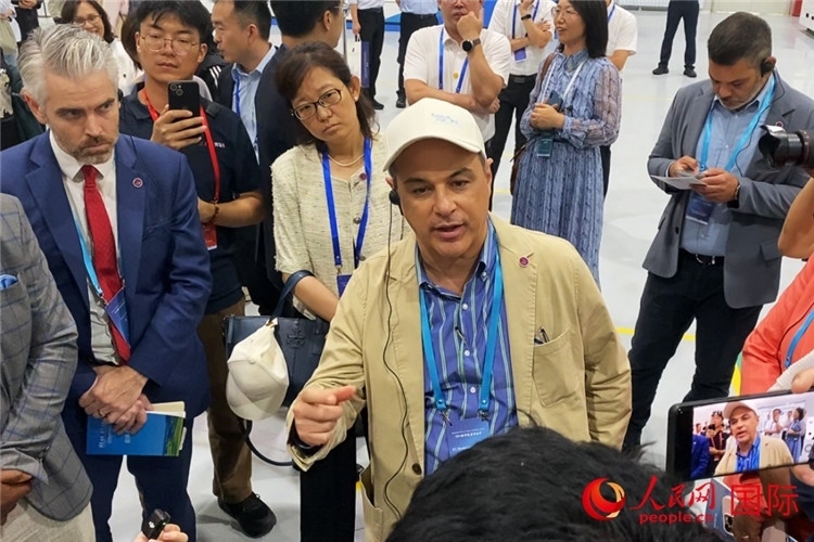 阿根廷駐華大使馬致遠(yuǎn)與億華通動力科技有限公司總經(jīng)理于民討論關(guān)切問題。人民網(wǎng) 宋歌攝