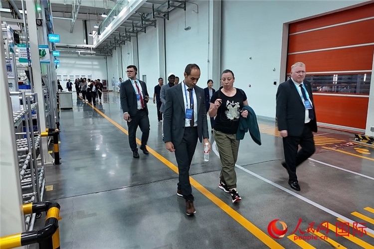 駐華外交官和國際組織駐華代表參觀億華通動力科技有限公司生產(chǎn)車間。人民網(wǎng)記者 方童攝