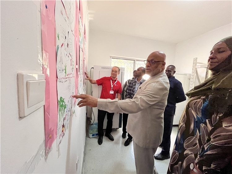 坦桑尼亞桑給巴爾衛(wèi)生部部長馬茲伊參觀科普室。專家組供圖