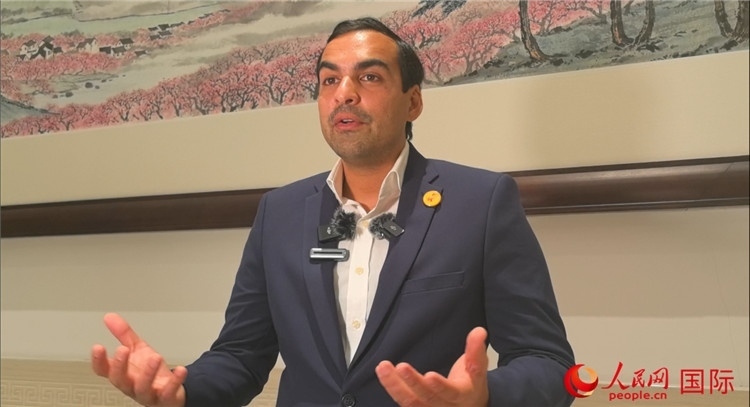 毛里求斯民議會(huì)議長(zhǎng)阿德里安·夏爾·杜瓦爾接受媒體采訪。人民網(wǎng) 鐘文興攝