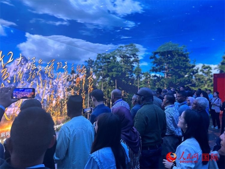 代表團(tuán)在全景影院中感受長(zhǎng)征場(chǎng)景。人民網(wǎng) 曹欣悅攝