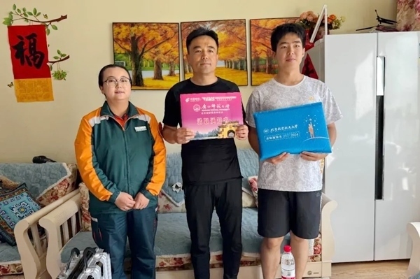 劉傲寒父子收到錄取通知書。北航供圖