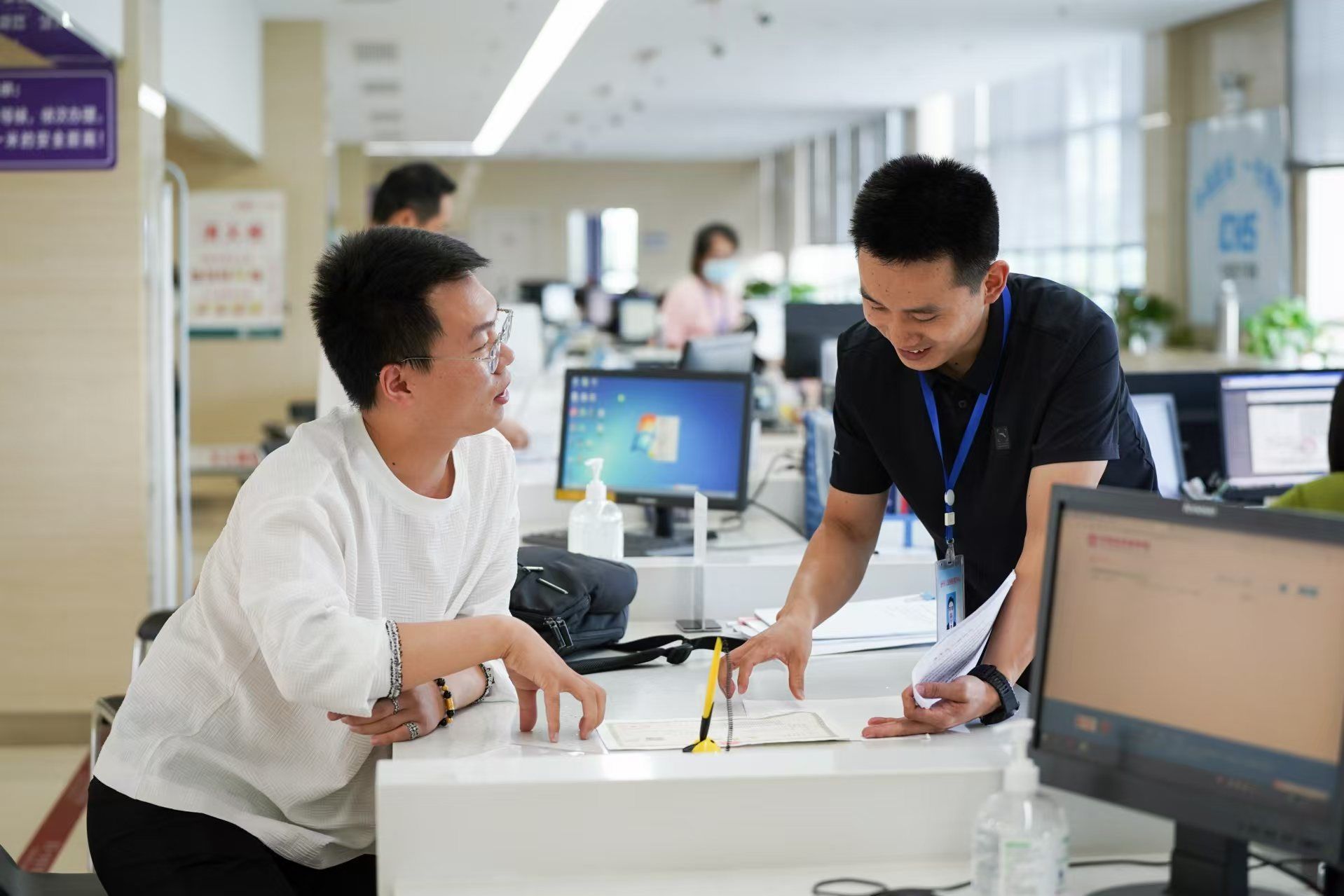 安徽省池州市市民在市政務(wù)服務(wù)大廳辦理業(yè)務(wù)。人民網(wǎng)記者 王銳攝