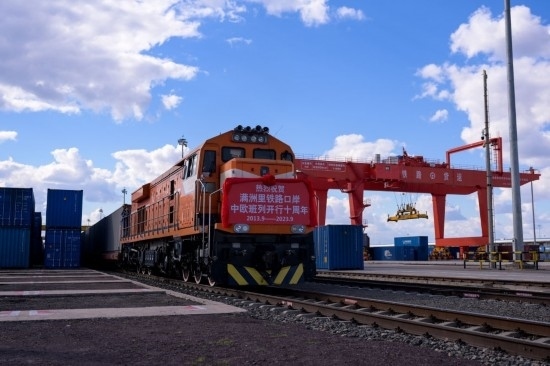 2023年9月20日，一列中歐班列行駛在內(nèi)蒙古滿洲里站貨運(yùn)車間集裝箱場(chǎng)。作為我國(guó)向北開(kāi)放的“橋頭堡”、中歐班列“東通道”的重要口岸，滿洲里鐵路口岸不斷加大中歐班列通道能力建設(shè)，進(jìn)一步提升運(yùn)輸效率和品質(zhì)