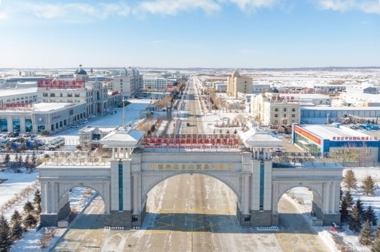 這是2024年1月31日拍攝的中國(guó)（黑龍江）自由貿(mào)易試驗(yàn)區(qū)黑河片區(qū)（無(wú)人機(jī)照片）。五年來(lái)，中國(guó)（黑龍江）自由貿(mào)易試驗(yàn)區(qū)將“試驗(yàn)田”種成“高產(chǎn)田”，以全省萬(wàn)分之三的面積，貢獻(xiàn)了全省約五分之一的實(shí)際使用外資和七分之一的外貿(mào)進(jìn)出口，在對(duì)外合作、降低物流成本、培育特色產(chǎn)業(yè)和新業(yè)態(tài)新模式等方面深入探索，成功產(chǎn)出超過(guò)300項(xiàng)制度創(chuàng)新成果。