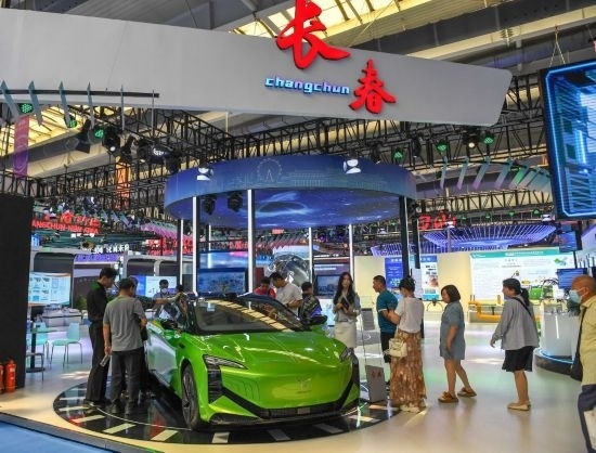 2023年8月23日，人們?cè)诘谑膶弥袊?guó)—東北亞博覽會(huì)上參觀一汽紅旗新能源車型。