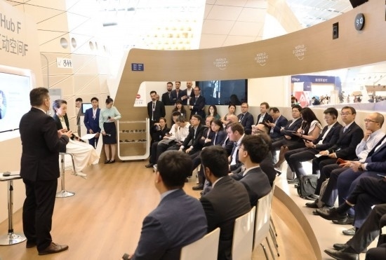 2024年6月26日，嘉賓在第十五屆夏季達(dá)沃斯論壇主會(huì)場(chǎng)——遼寧大連國(guó)際會(huì)議中心參與互動(dòng)討論。