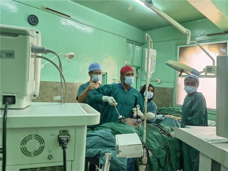 隊長蔣國慶（左一）關(guān)注當?shù)蒯t(yī)生手術(shù)情況。中國援桑醫(yī)療隊供圖