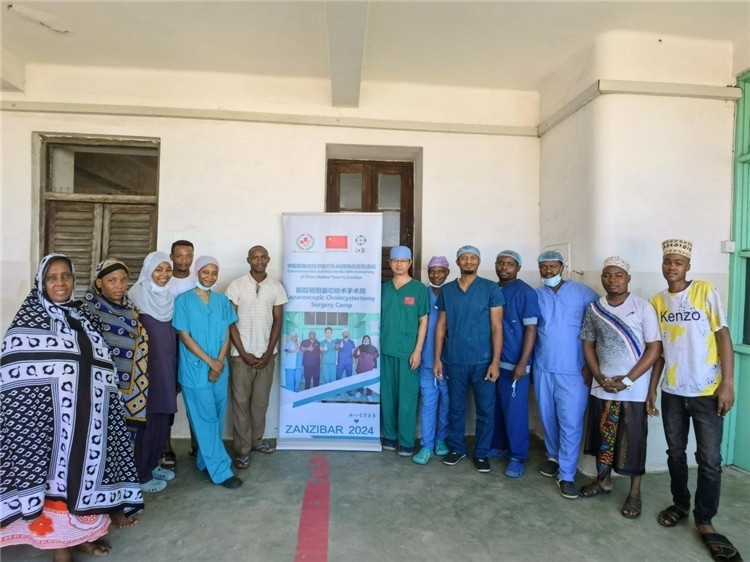 隊長蔣國慶（右七）和手術(shù)醫(yī)生、部分患者合影。中國援桑醫(yī)療隊供圖