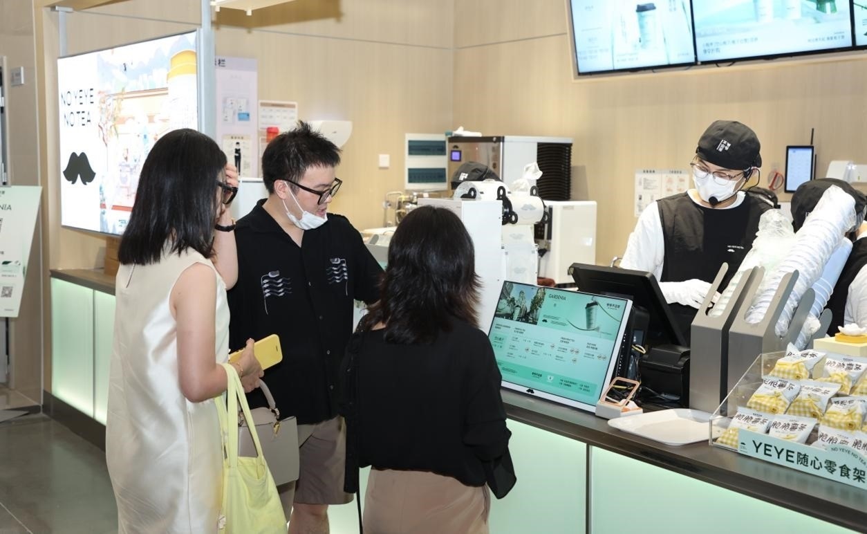 “爺爺不泡茶”奶茶品牌店。人民網 王戰(zhàn)雄攝