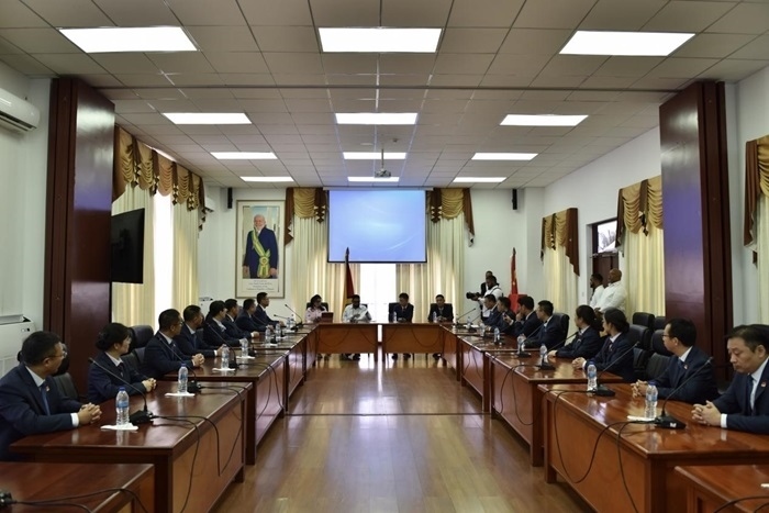 當(dāng)?shù)貢r(shí)間8月20日，圭亞那總統(tǒng)伊爾凡·阿里在圭亞那首都喬治敦鐘阿瑟會(huì)議中心會(huì)見了即將離任的中國(guó)（江蘇）第19期援圭亞那醫(yī)療隊(duì)。 中國(guó)（江蘇）第19期援圭亞那醫(yī)療隊(duì)供圖