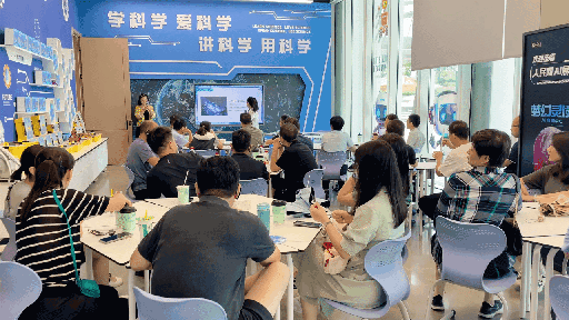 研學團成員在AI研學培訓區(qū)學習。人民網 王戰(zhàn)雄攝