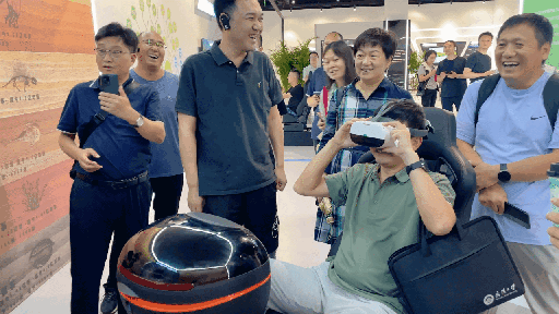 研學團成員正在用VR眼鏡體驗。人民網 王戰(zhàn)雄攝