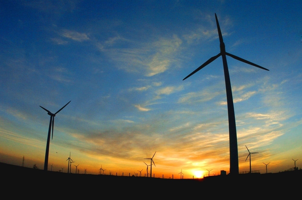 2005年，吉林省白城市通榆縣境內(nèi)幾十部風(fēng)力發(fā)電機組在工作。新華社發(fā)