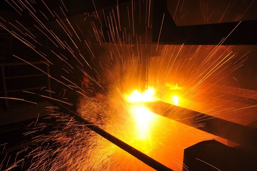 2015年3月10日，東北特鋼集團大連基地生產(chǎn)的合金鋼連鑄坯進行定尺切割。新華社發(fā)