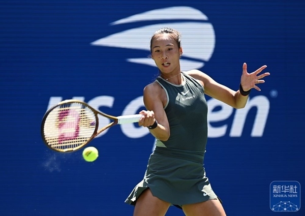 鄭欽文在比賽中回球。新華社記者 李睿 攝