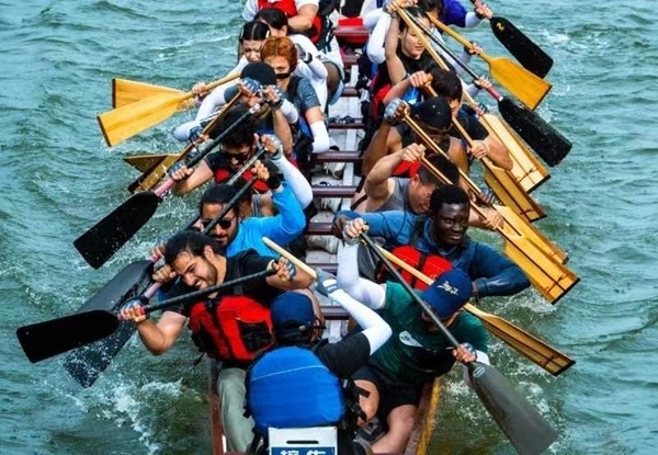 “熊貓叨叨”團(tuán)隊(duì)參加龍舟比賽。