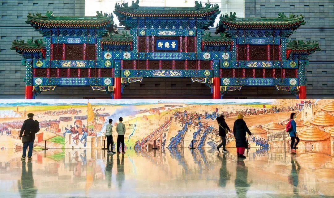 △2022年1月，觀眾在首都博物館參觀“穿越時(shí)空的大運(yùn)河”數(shù)字影像展。