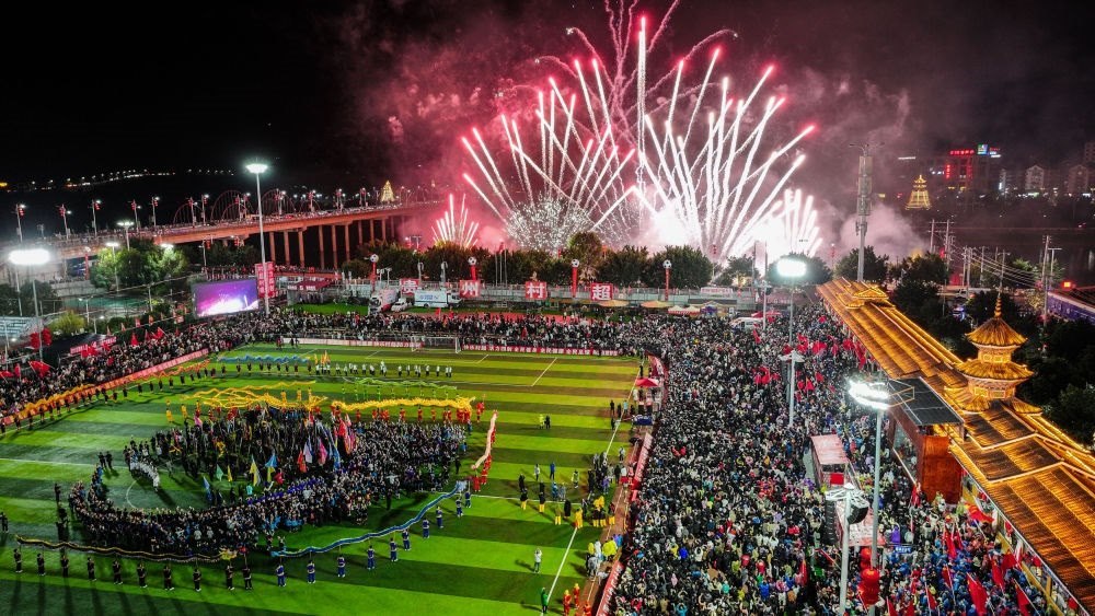 2024全國“村晚”示范展示活動暨貴州“村超村晚”舉行音樂煙花秀表演（無人機照片，2024年2月3日攝）。新華社記者 劉續(xù) 攝