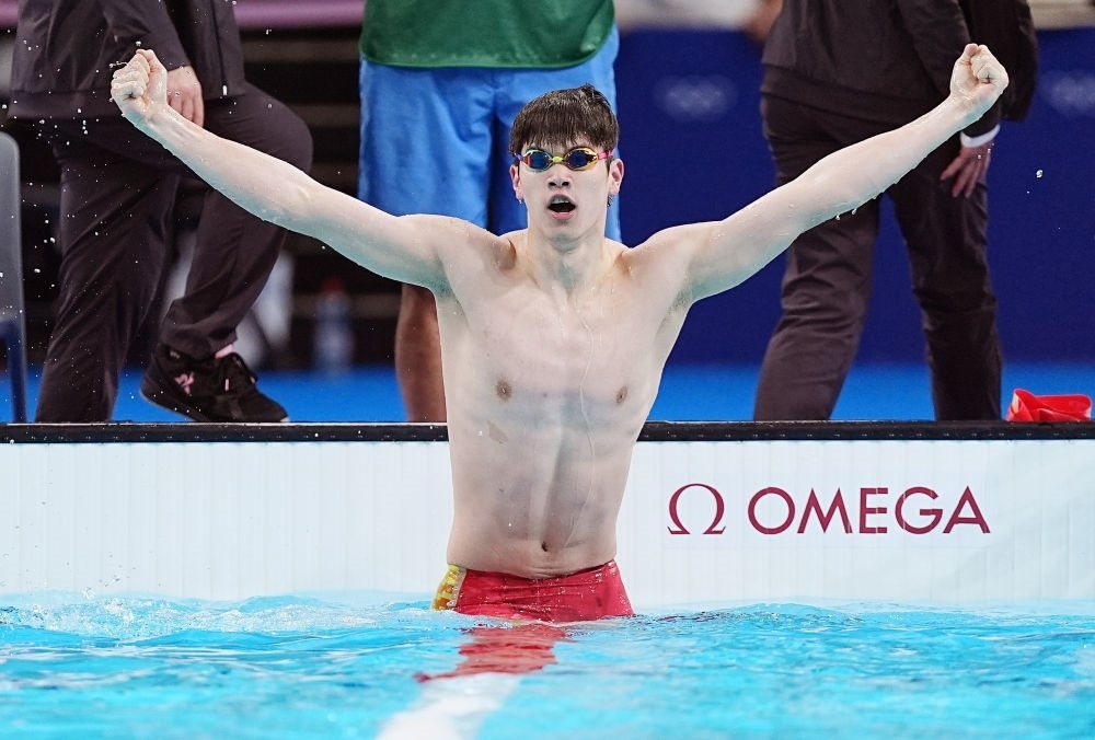 中國選手潘展樂在巴黎奧運會游泳男子100米自由泳決賽后慶祝奪冠及打破世界紀錄（2024年7月31日攝）。新華社記者 杜宇 攝