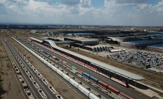 這是2023年9月在肯尼亞首都內(nèi)羅畢拍攝的蒙內(nèi)鐵路內(nèi)羅畢站（無人機照片）。新華社記者 韓旭 攝