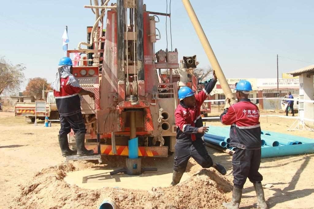 7月22日，工人在津巴布韋東馬紹納蘭省舉行的中國援津巴布韋300口水井項目開工儀式上鉆井。新華社發(fā)