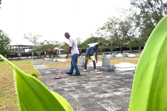 8月12日，姆薩菲里·奧馬里（右）和同事在援坦中國(guó)專家公墓打掃。