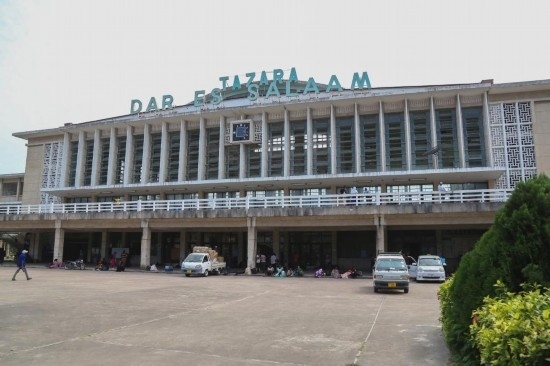 坦贊鐵路始發(fā)站達(dá)累斯薩拉姆站外景。