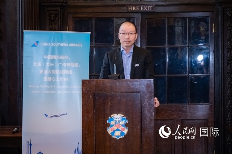 圖為中國(guó)南方航空倫敦營(yíng)業(yè)部總經(jīng)理陳珂致辭。人民網(wǎng) 郭錦標(biāo)攝