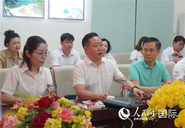 越中電力公司董事長(zhǎng)李志雄（前排左二）介紹越南電力情況。葛沙莎攝