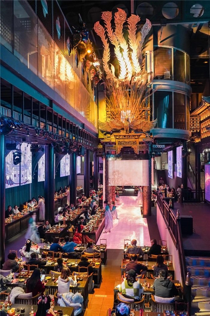 東郊記憶園區(qū)內(nèi)以蜀地文化為創(chuàng)作背景，溯源中國傳統(tǒng)宴飲儀禮打造的全景沉浸式漢文化主題餐秀。成都傳媒集團供圖