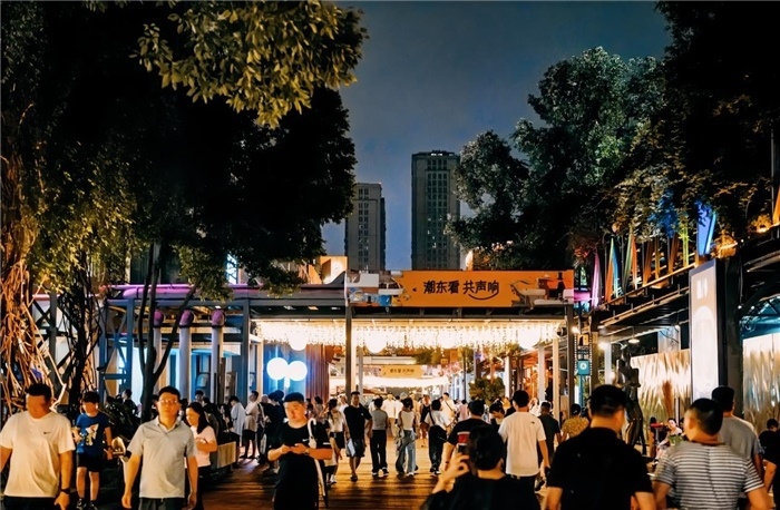 夜幕下的東郊記憶園區(qū)人流如織，熱度不減。資料圖片