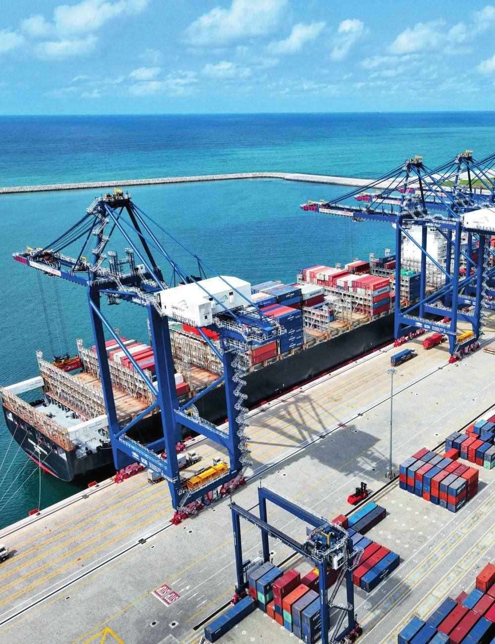 由中國(guó)港灣工程有限責(zé)任公司承建的尼日利亞萊基深水港位于中尼合作建設(shè)的拉各斯萊基自貿(mào)區(qū)內(nèi)，是尼日利亞首個(gè)現(xiàn)代化深水港和最大港口。圖為一艘貨輪在尼日利亞拉各斯萊基深水港裝卸集裝箱（2024 年 3 月 11 日攝）萊基港公司供圖