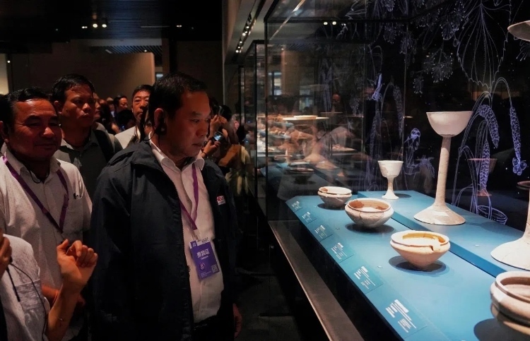 8月31日，亞洲媒體考察團(tuán)參訪三星堆博物館。左一為老撾博利坎賽省新聞文化旅游廳廳長(zhǎng)頌通·威本康?！度嗣袢?qǐng)?bào)海外版》記者喬宇攝