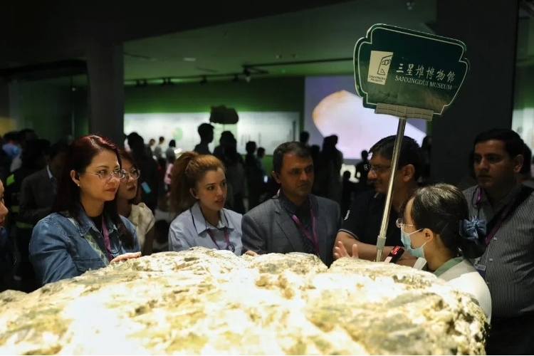 8月31日，亞洲媒體考察團(tuán)參訪三星堆博物館。左一為馬來西亞《星報(bào)》首席商務(wù)官莉迪婭·王。《中國(guó)經(jīng)濟(jì)周刊》記者肖翊攝