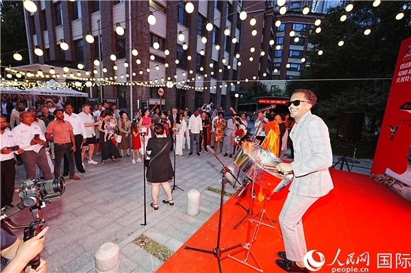 來自特多的藝術(shù)家在慶祝儀式上表演特多鋼鼓。人民網(wǎng)記者 趙益普攝