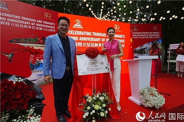 當(dāng)天的慶祝儀式上，還舉行了特多著名酒品牌安高天娜回歸中國市場的揭幕儀式。人民網(wǎng)記者 趙益普攝