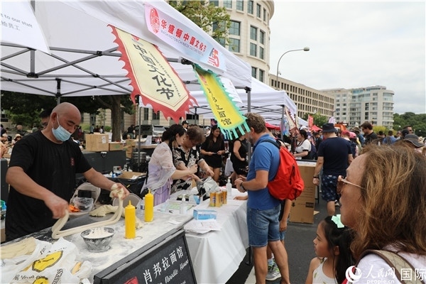 3、活動(dòng)現(xiàn)場(chǎng)設(shè)置了眾多展臺(tái)。 人民網(wǎng)記者 李志偉攝