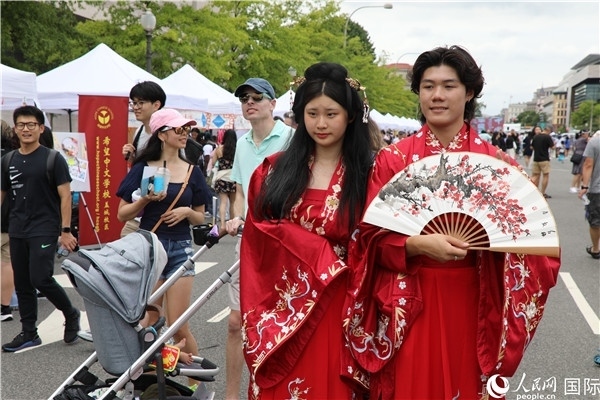 5、當(dāng)?shù)厝A僑華人身穿漢服參加文化節(jié)。 人民網(wǎng)記者 李志偉攝