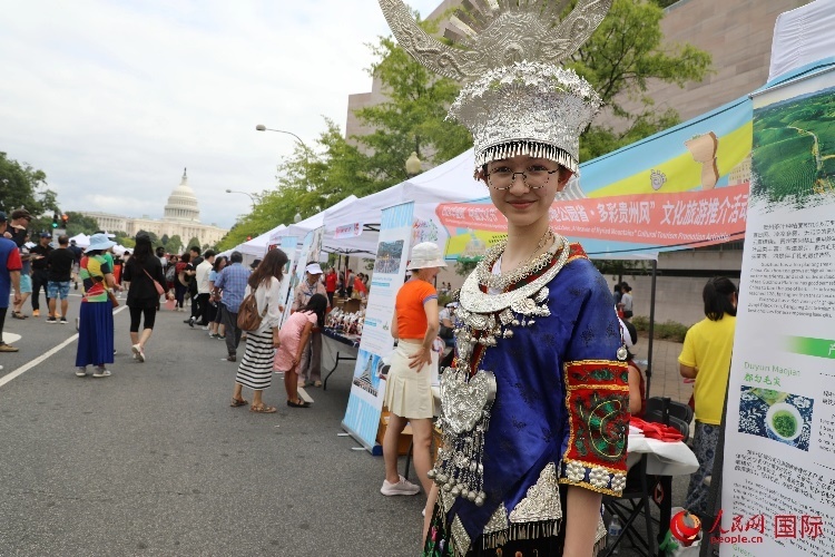 在第22屆美國華盛頓“中國文化節(jié)”上，一名當?shù)孛癖娚泶┲袊贁?shù)民族服飾。人民網(wǎng)記者 李志偉攝