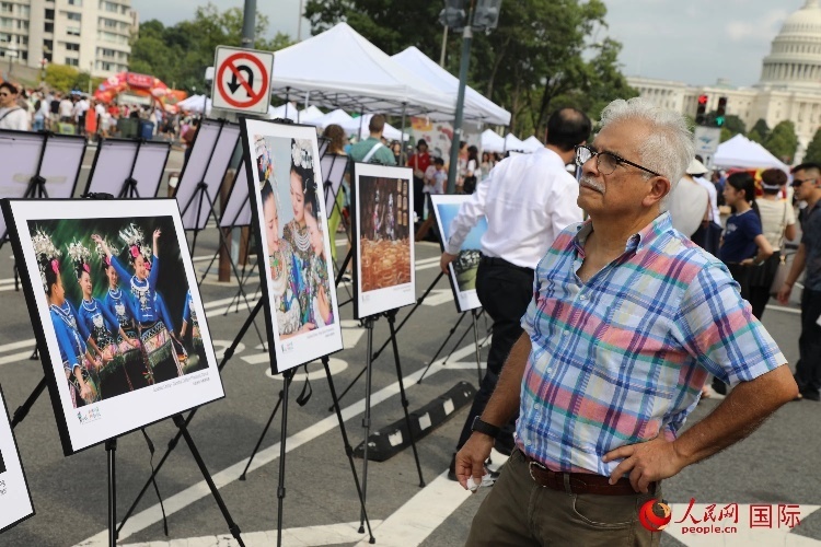 80余幅貴州主題攝影圖片展示了貴州文旅魅力。人民網(wǎng)記者 李志偉攝