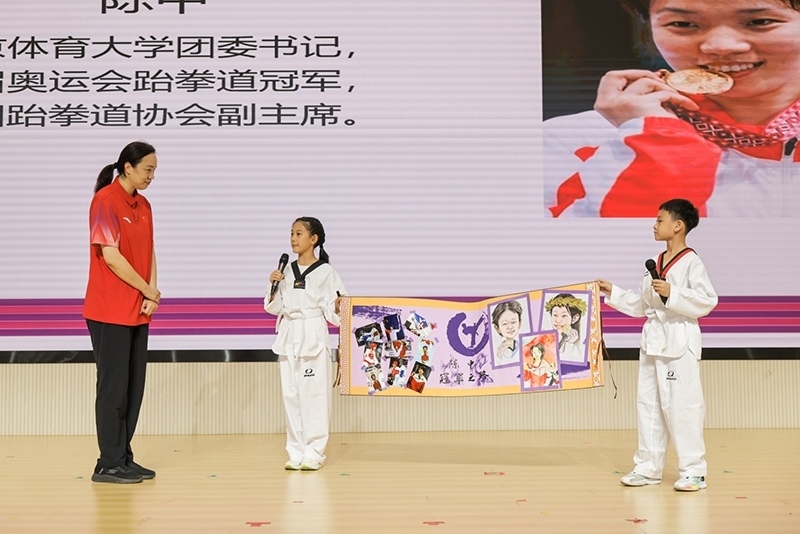 兩位學生小記者對話陳中老師。學校供圖