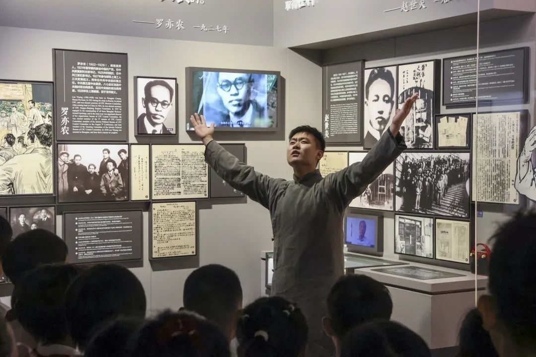 勞模身穿長(zhǎng)袍再現(xiàn)烈士事跡。徐匯區(qū)總工會(huì)供圖