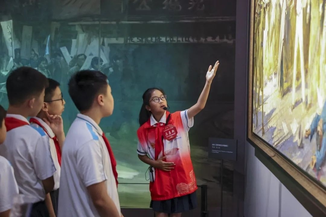 同學(xué)們觀賞不同革命場(chǎng)景及烈士形象的藝術(shù)作品。徐匯區(qū)總工會(huì)供圖