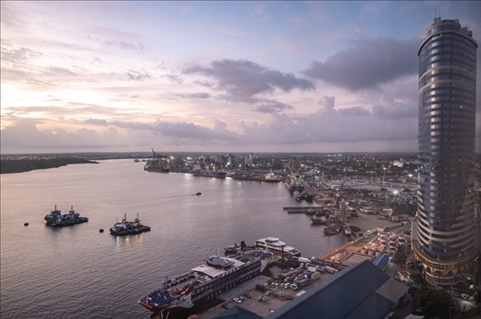 這是2023年12月29日拍攝的日出時(shí)分的坦桑尼亞達(dá)累斯薩拉姆港。新華社記者 王冠森 攝