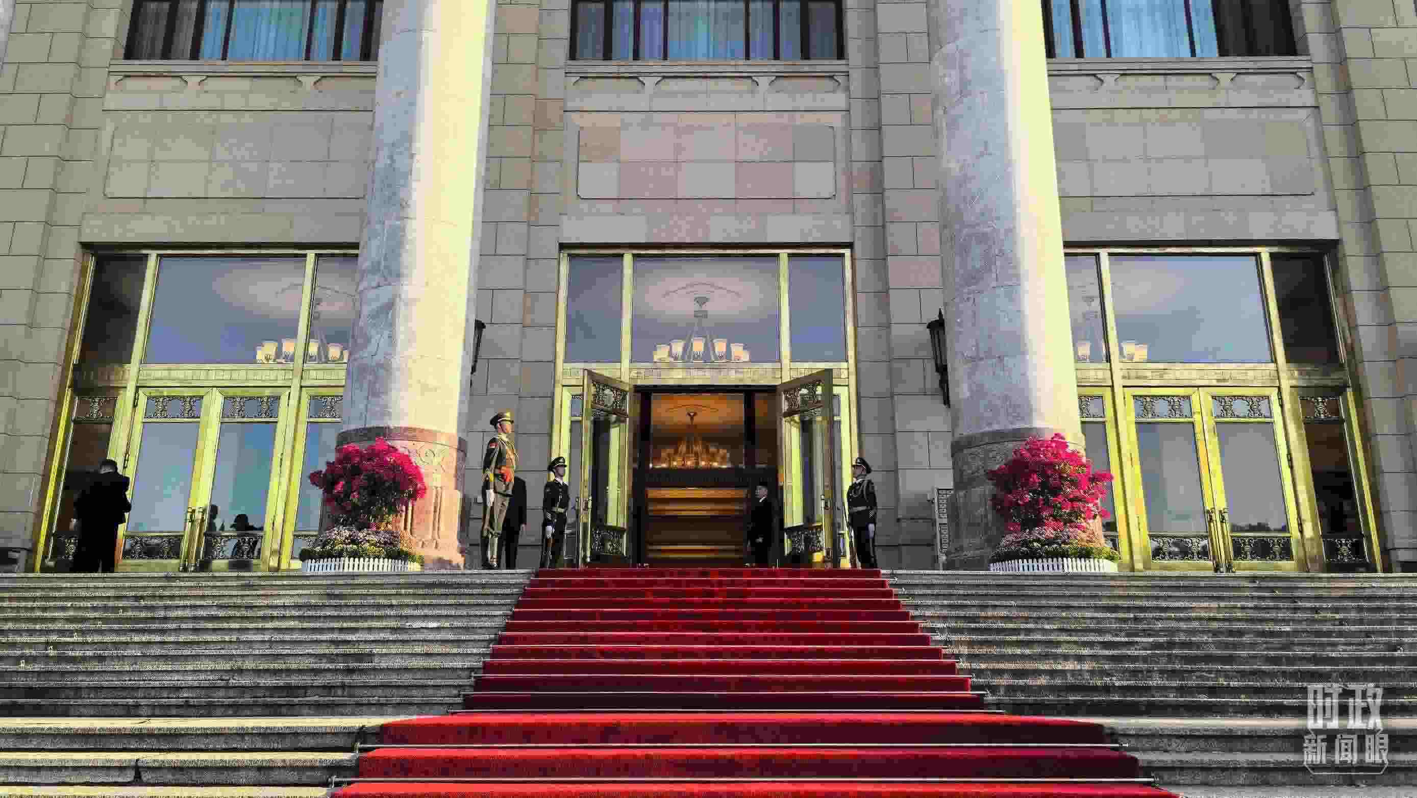 △人民大會(huì)堂外，禮兵列隊(duì)迎接貴賓。（總臺(tái)央視記者陸泓宇拍攝）