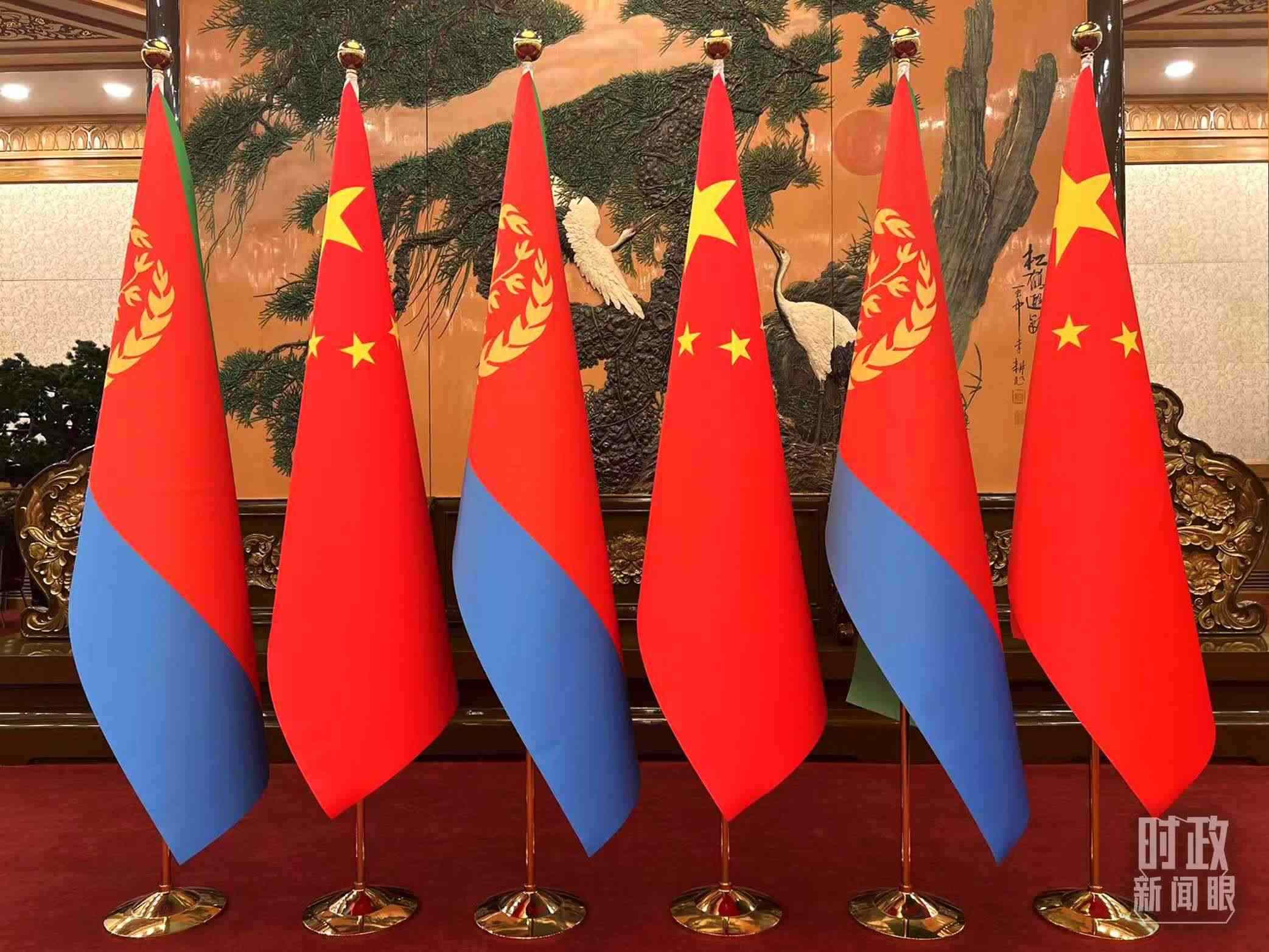 △會(huì)見現(xiàn)場(chǎng)擺放的中國(guó)和厄立特里亞兩國(guó)國(guó)旗。（總臺(tái)央視記者趙婷拍攝）